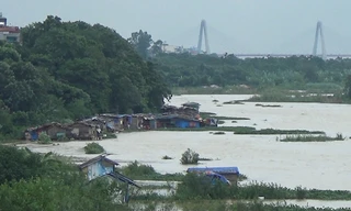 Chẳng có mảnh đất cắm dùi, họ phải lênh đênh sông nước hàng chục năm qua, đời cha nối tiếp đời con. Mùa mưa bão tới, để tránh gió lớn, người già, trẻ nhỏ phải lội nước, gia cố lại nhà hoặc kéo nhà vào gần sát bờ.