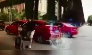 Người đàn ông đấm đá nữ tài xế túi bụi vì bị tạt đầu xe