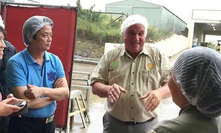 Ông Brice Kaddatz (người đứng giữa) giới thiệu về nhà máy và quy trình chế biến của Công ty Suncoast Gold Macadamia tại Úc.