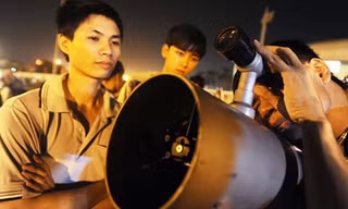 Giới trẻ nô nức đón xem nguyệt thực toàn phần năm 2014. Ảnh: Giang Huy/ VnExpress