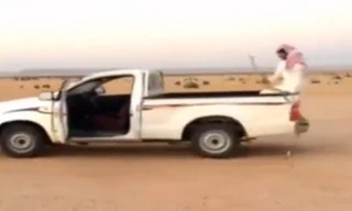 Cảnh lái ô tô kỳ dị trên sa mạc