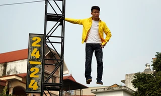 Nam thanh niên “bay” lơ lửng trên không trung