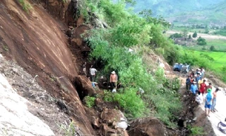 Hàng chục người đào bới đưa hai công nhân bị thương đi cấp cứu. Ảnh: Kh.Uyên.