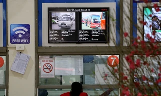 Biển báo có wifi miễn phí được treo ở phòng bán vé của bến xe Mỹ Đình. Ảnh: Bá Đô.