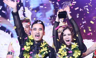 Giây phút đăng quang của cặp thí sinh Hà Duy - Dương Hoàng Yến.