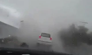 Xe hơi bị bão Soudelor thổi bay ở Đài Loan