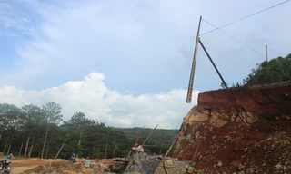 Cột điện "không chân" lơ lửng trên không.