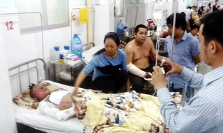 Anh Liêm đang điều trị tại bệnh viện đa khoa Đồng Nai. Ảnh: Hoàng Trường.