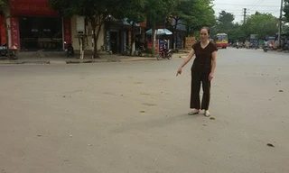 Bà Gang chỉ đoạn đường bà bị bắt quỳ lạy.