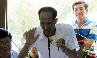 Ông Hoàng Việt trưng thẻ Giám định viên, nhưng không trả lời thỏa đáng nhiều câu hỏi.