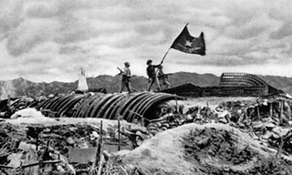 Ngày 7/5/1954, lá cờ Quyết chiến Quyết thắng của Quân đội Nhân dân Việt Nam tung bay trên nóc hầm tướng Đờ Cát - Chỉ huy tập đoàn cứ điểm Điện Biên Phủ, kết thúc vẻ vang 9 năm kháng chiến chống thực dân Pháp.