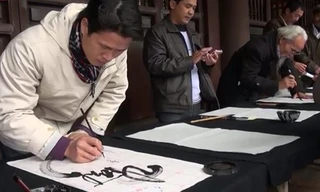 Clip ông đồ 'đổ xô' về Văn Miếu thi 'sát hạch' chữ viết