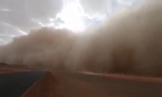 Bão cát cao trăm mét ở Trung Quốc