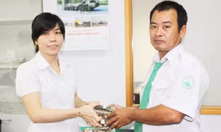 Tài xế Vương Hiếu Thảo trao tiền cho khách.
