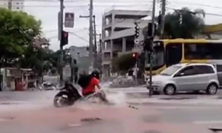 Xe máy biến mất ngay giữa vũng nước