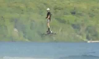 Người bay được trên không chỉ nhờ ván trượt