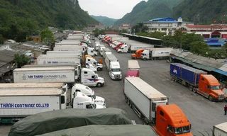 Những tuần gần đây, hiện tượng ùn ứ xe tải, container chở dưa hấu, thanh long lại tái diễn tại khu vực trước cửa khẩu Tân Thanh (Văn Lãng, Lạng Sơn), tương tự giai đoạn đầu năm 2014. 