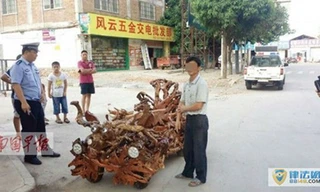 Ông Wei bị cảnh sát tịch thu xe và bằng lái. Ảnh: Shanghaiist.