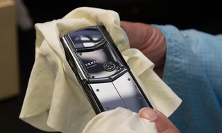 'Đột nhập' xưởng sản xuất điện thoại Vertu