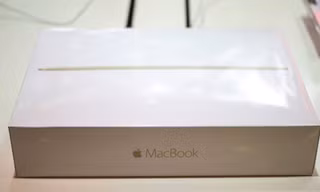 Dòng máy tính xách tay siêu mỏng của Apple sắp bán chính thức tại Việt Nam với giá từ 33 triệu đồng.