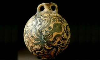 Chiếc bình cổ nữ du khách làm vỡ có hình dáng giống chiếc bình trên hình. Ảnh: Studyblue