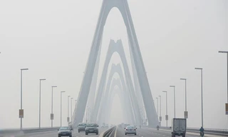 12h trưa 22/1, cây cầu dây văng lớn nhất Việt Nam phủ kín trong lớp sương mù dày đặc.