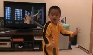 Cậu bé 4 tuổi múa côn điêu luyện như Lý Tiểu Long