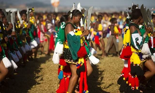 Các trinh nữ diễu hành trước khi tham dự lễ hội múa sậy. Ảnh: Telegraph.