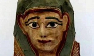 Chiếc mặt nạ được làm từ giấy papyrus có chép kinh Phúc âm. Nguồn: Australia Museum.