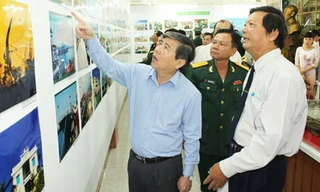 Ông Nguyễn Thành Phong (áo xanh nhạt) trong một hoạt động ở Bến Tre. Ảnh: Báo Đồng Khởi.