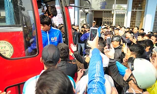 Sau khi xuống xe, Công Phượng và đồng đội đã bị CĐV Hải Phòng vây quanh.