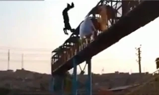 Pha nhảy cầu khiến người xem đứng tim