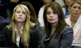 Vợ cũ cựu Thủ tướng Italia 'ngồi mát ăn bát vàng'