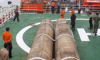 Các túi khí khổng lồ được sử dụng để nâng thân máy bay QZ8501. Ảnh: AFP.