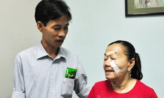 Với mẫu bệnh phẩm được gửi sang Mỹ giải phẫu bệnh, các bác sĩ hy vọng sẽ tìm được nguyên nhân gây lão hóa cho bệnh nhân 26 tuổi Nguyễn Thị Phượng. Ảnh: Cao Lâm