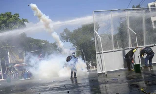 Cảnh sát bắn lựu đạn cay vào người biểu tình