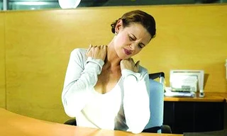 Nguyên nhân bệnh đau đốt sống cổ trong mùa hè