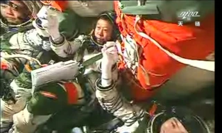 Tàu vũ trụ Thần Châu 9 lắp ghép thành công