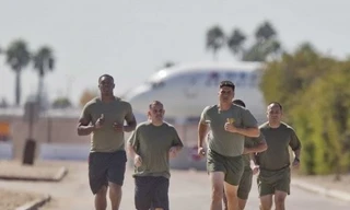 Lính Mỹ đua nhau... hút mỡ bụng