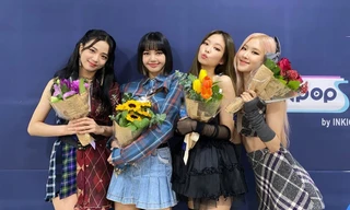 Netizen không hiểu vì sao stylist lại cho Jisoo mặc chiếc áo chắp vá te tua lên sân khấu