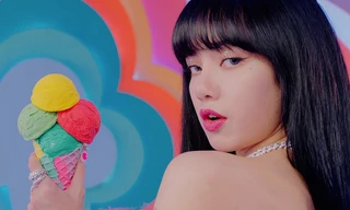 Ngoài vòng cổ tiền tỉ, Lisa BLACKPINK đeo cả trang sức 1,5 triệu đồng trong "Ice Cream"