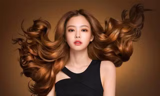 Lý do bạn không nên “chữa cháy” tóc bết bằng dầu gội khô, có cách tốt hơn nhiều