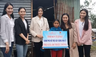 Hoa hậu Đỗ Thị Hà và 2 Á hậu vượt bùn đất tới Nam Trà My trao 1 tỷ đồng xây 18 căn nhà mới