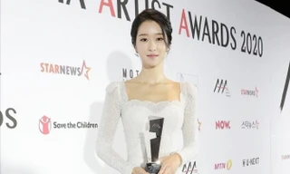 Xuất hiện trên thảm đỏ AAA 2020 với mẫu váy phong cách cô dâu, Seo Ye Ji bị chê nhạt nhòa