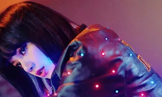 Ngắm Lisa BLACKPINK “cân” hết trang phục nam khó mặc, netizen chỉ biết bái phục stylist