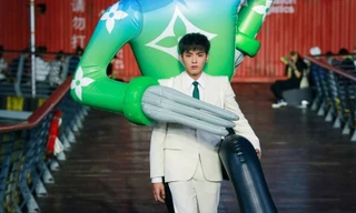 Nhờ Ngô Diệc Phàm ôm bóng bay khổng lồ, show của Louis Vuitton thu hút 100 triệu lượt xem