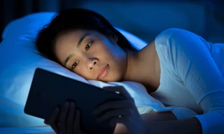 Ánh sáng xanh từ đồ điện tử có hại không kém nắng mặt trời, cầu cứu ngay các “vệ binh” sau