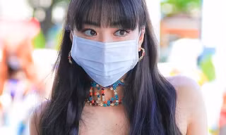 Bức ảnh đeo khẩu trang của YuNa (ITZY) bỗng dưng “viral” chỉ vì 2 chi tiết này
