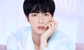 Ảnh teaser của Jin (BTS) lấp lánh toàn đá quý nhưng gây sốc nhất lại là món đồ này