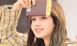 Cứ ngỡ Lisa BLACKPINK để tóc mái che nhược điểm, hóa ra rẽ tóc khoe trán còn xinh yêu hơn